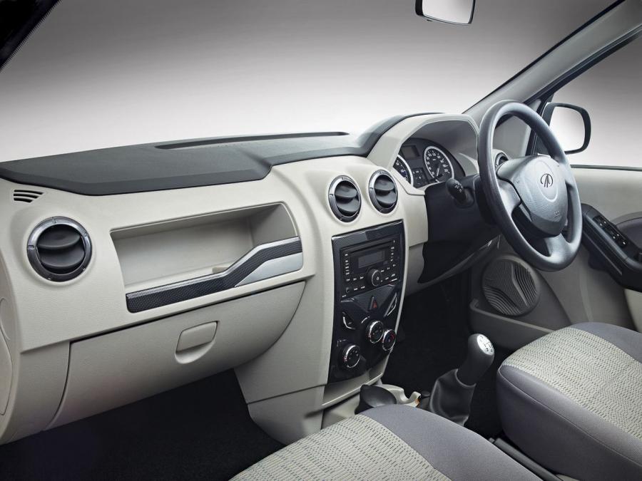 Интерьер Mahindra Verito Vibe 2013 года  (фото 5 из 5)